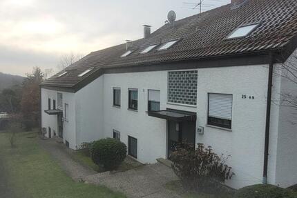 Von Privat: Ruhige 3-Zi. DG Wohnung (86qm) Balkon, EBK, Gäste-WC, 3 zimmer