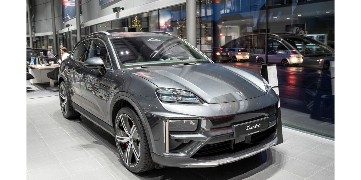 Porsche Macan 13.900 km 122.880 &euro; Böblingen 71034