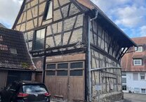 * Sehr interessant mit vielen Möglichkeiten * Zentrales Stadthaus mit Scheune und Garage *