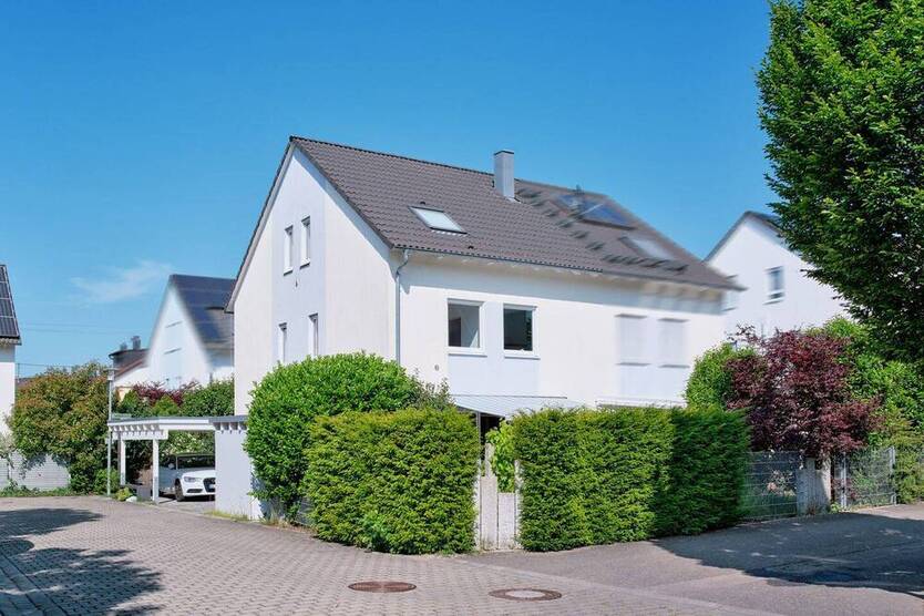 Familienidylle in L-E-Stetten: Moderne Doppelhaushälfte mit Garten in ruhiger Waldrandlage