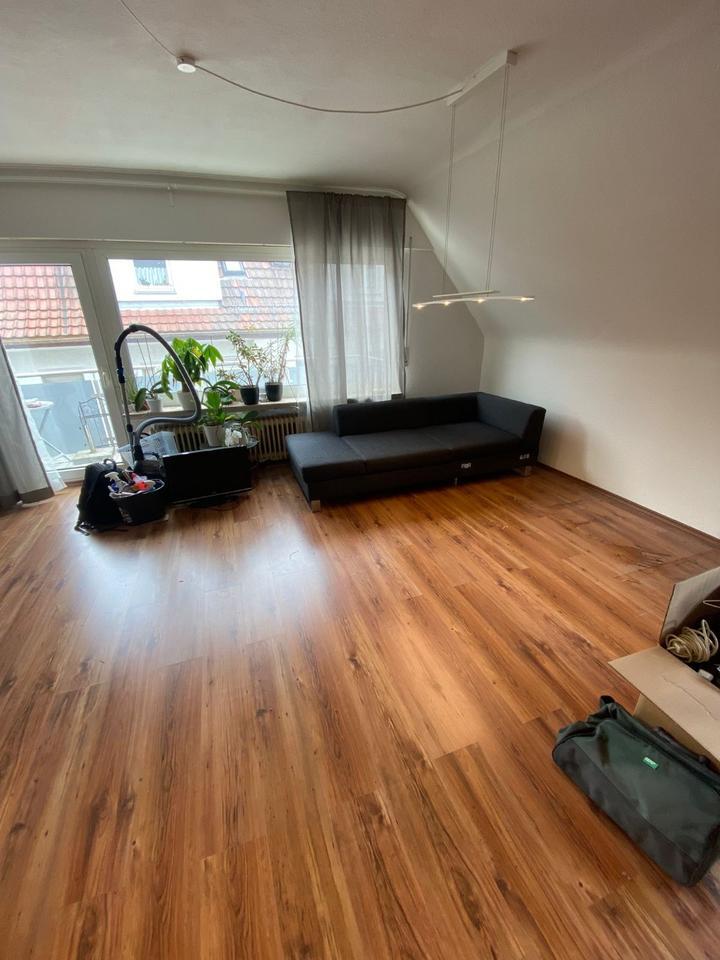 Gepflegte 1 12 Zi-DG-Wohnung mit Balkon und KFZ-Stellplatz, EBK