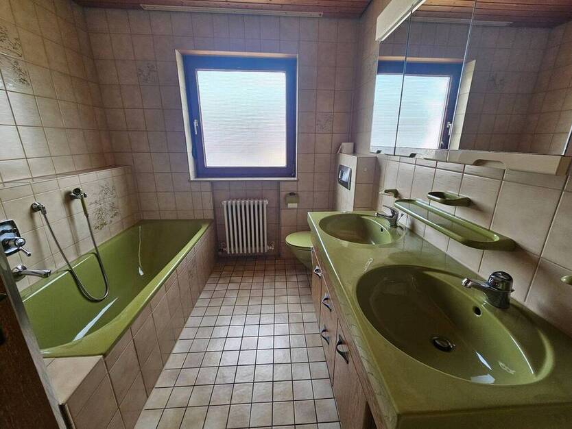 ++Haus mit 2 Wohnungen, Balkon, Küche und große Doppelgarage 7 zimmer